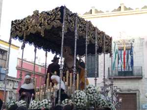 El palio es de las Hermanas Antunez de 1882 y pertenecio a la Hermandad de la O